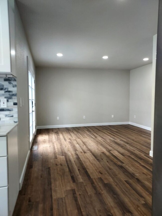 Building Photo - 2 Story Remodeled Single-Family Home in Po...