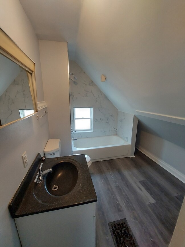 Building Photo - 1009 Garnett Pl