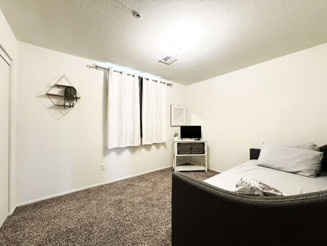 Building Photo - "Spacious 4-Bed, 3-Bath Condo in Desert Sky!"