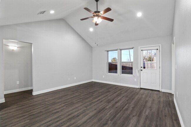 Building Photo - 401 Maple Row