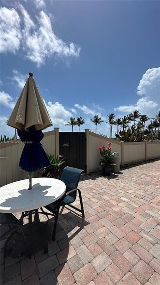 Building Photo - 330 SE 20th Ave