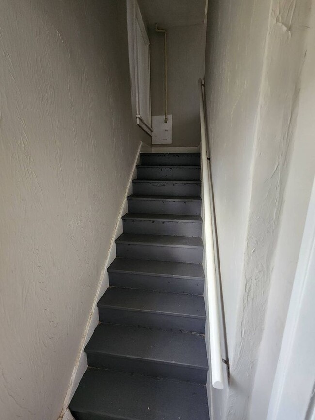 Building Photo - Charming 4-Bedroom Property in Prime Location (SECTION 8 VOUCHERS ACCEPTED)