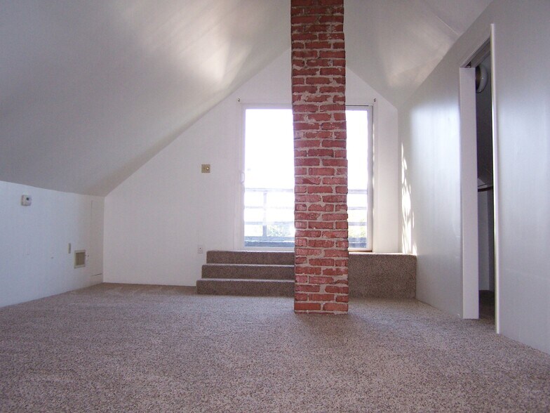 Building Photo - 237 S Holyoke St