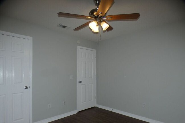 Building Photo - 6607 Woodbury Forest Dr