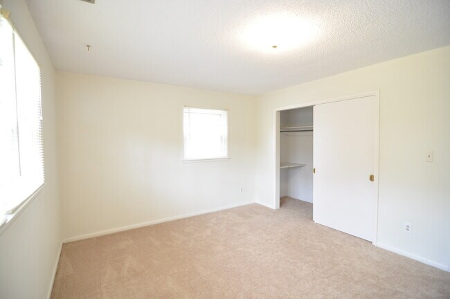 Building Photo - 2505 Lancelot Dr SE