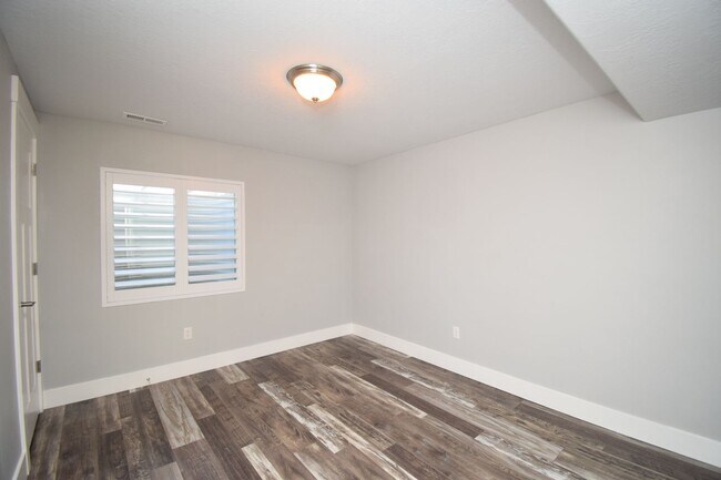 Building Photo - Spacious and Bright 5 Bed 3.5 Bath in Riverton!!