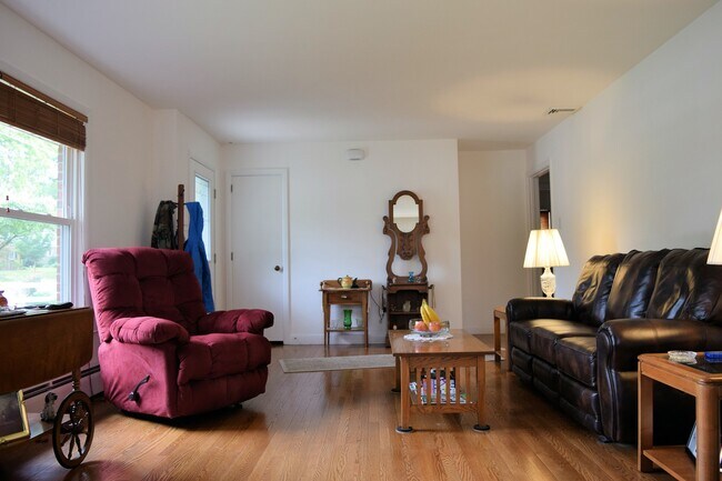 Building Photo - Beautiful 2 bed Rancher for Rent. Palmyra