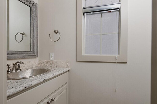 Building Photo - 514 Cortlandt St