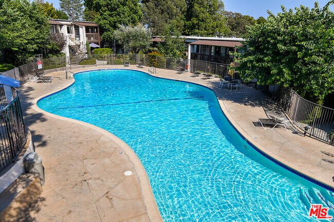 Building Photo - 348 Miraleste Dr