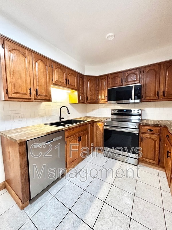 Building Photo - 616 Sandy Hill Rd