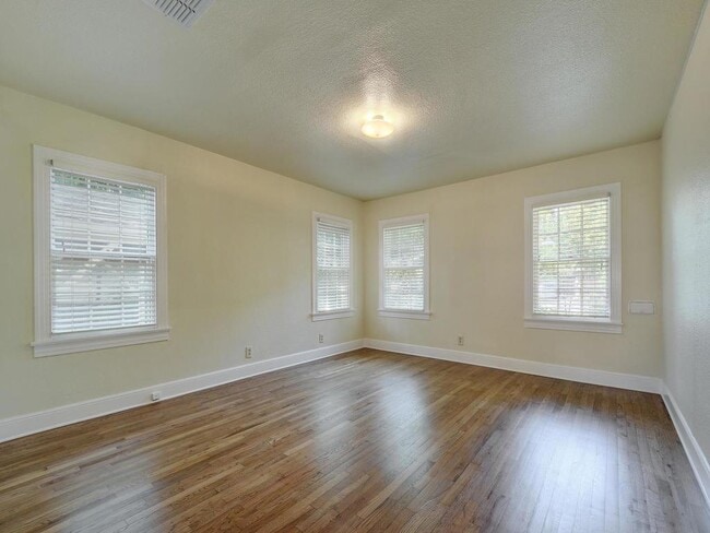 Building Photo - 2204 Tower Dr