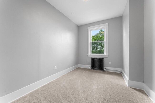 Building Photo - Beautiful 5 Bedroom, 2 Bathroom in Mt.Lebanon- Original Hardwood Floors and Garage