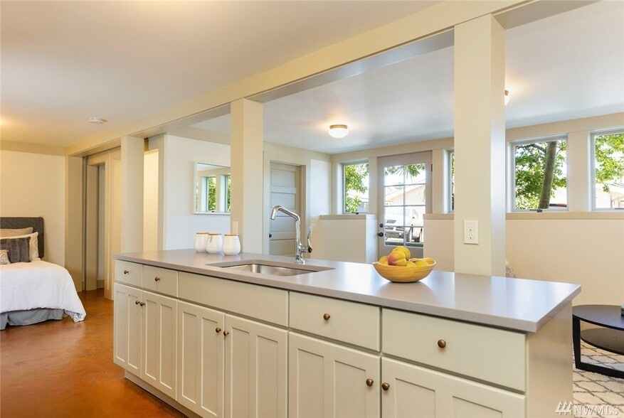 Kitchen - 911 W Howe St