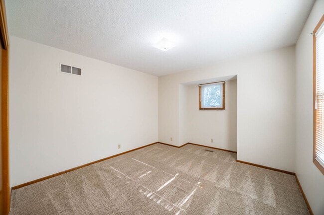 Building Photo - Beautiful 2 Bedroom, 2 Bathroom Townhouse ...