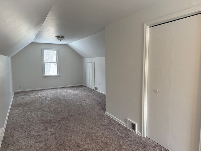 Building Photo - THREE BEDROOM SINGLE-FAMILY HOME WITH ACREAGE!