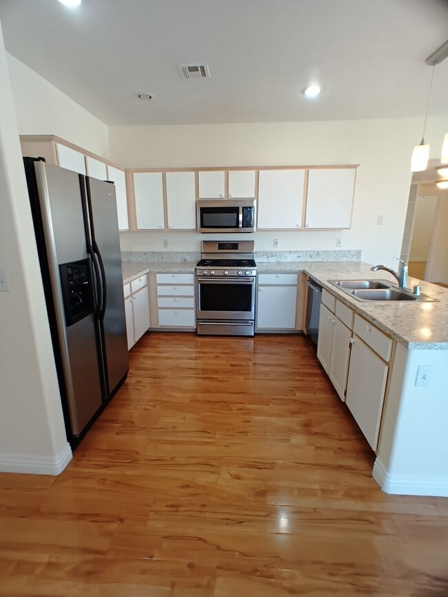 Building Photo - 855 N Stephanie St