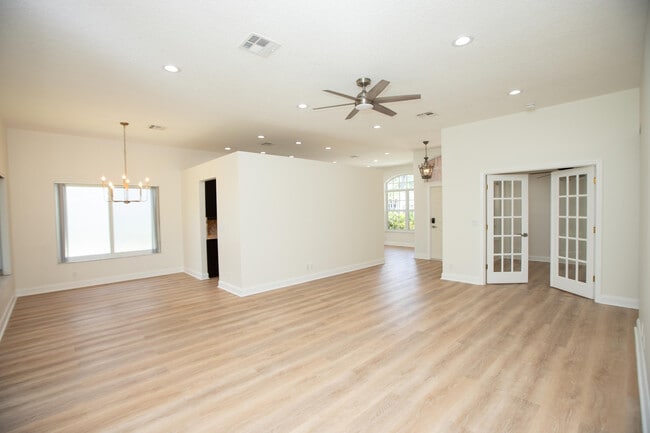 Building Photo - 10821 La Salinas Cir