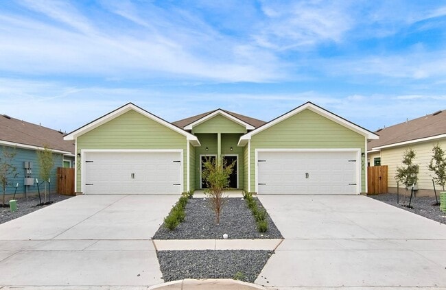 Primary Photo - 3bd/2.5ba Townhouse is Seguin