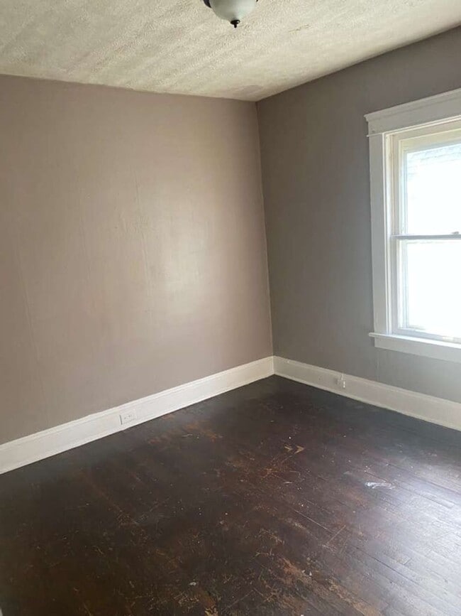 Building Photo - 10012 Manor Ave