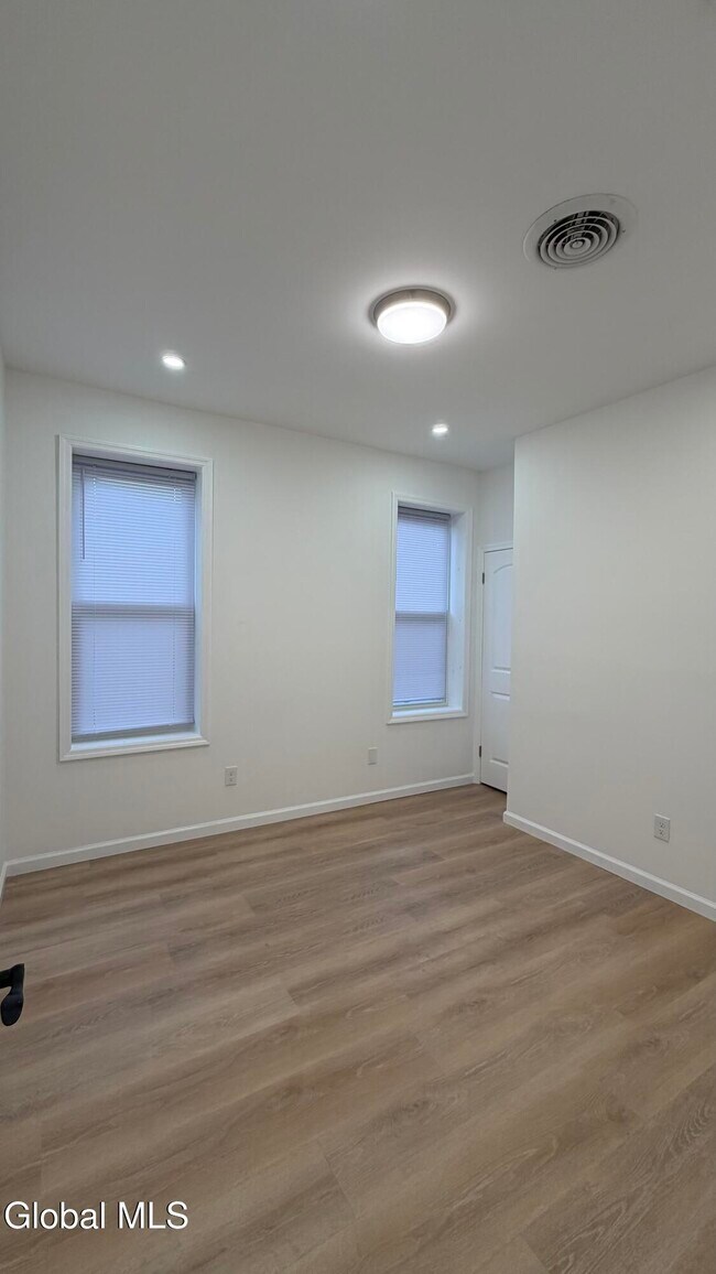 Building Photo - 305 2nd St