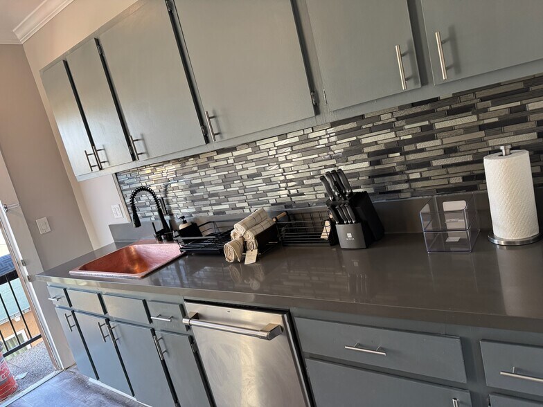 Building Photo - 5919 Lexington Ave