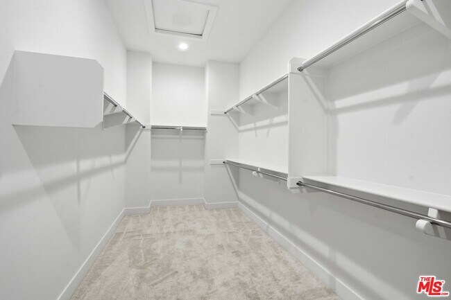 Building Photo - 20568 Edgewood Ct
