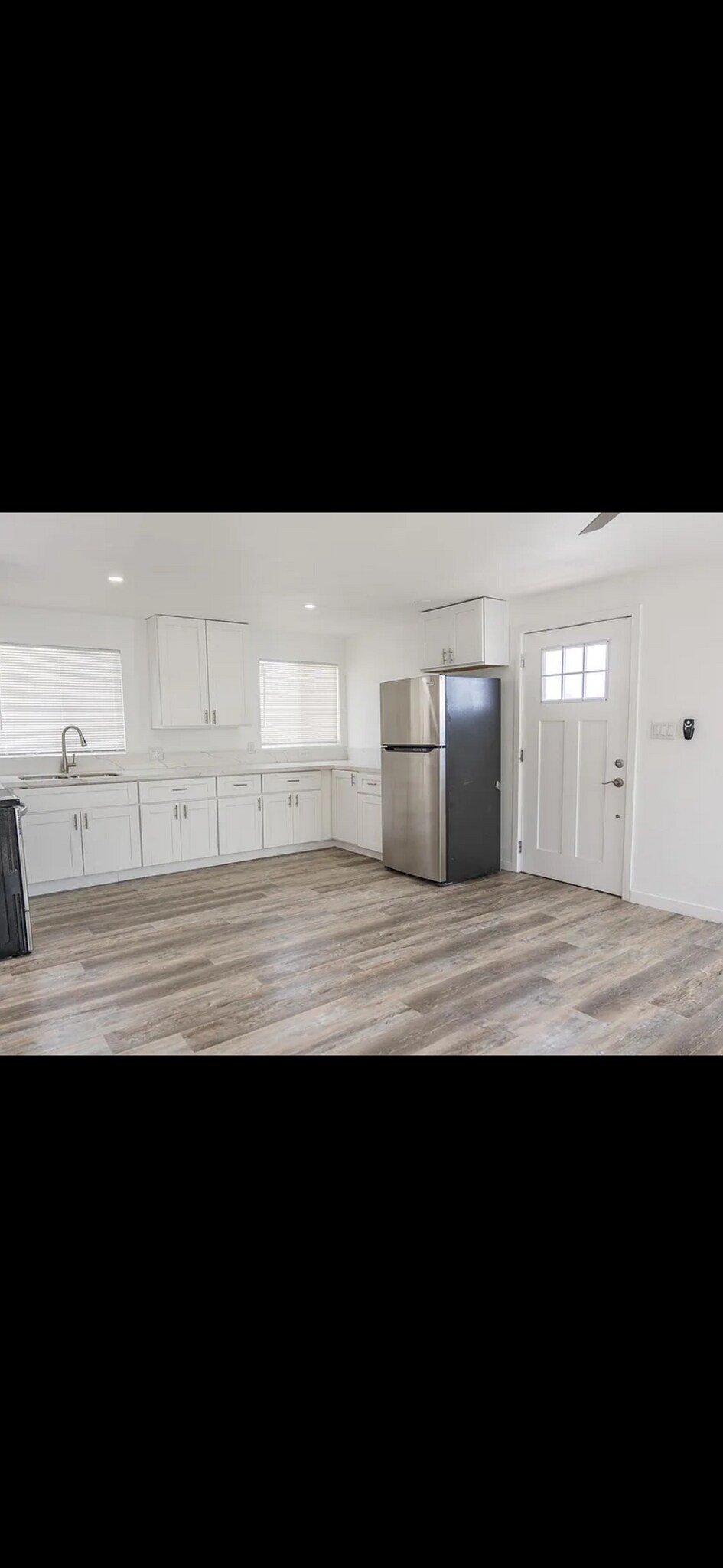 Building Photo - 8921 Cottonwood Ave