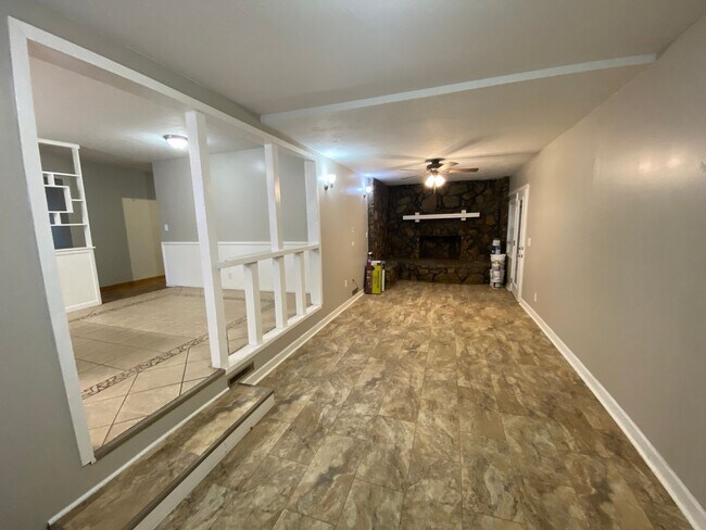 Building Photo - Corner lot; New appliances, New bathroom V...