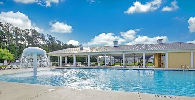 Building Photo - 4 Bed/2.5 Bath in Richmond Hill!