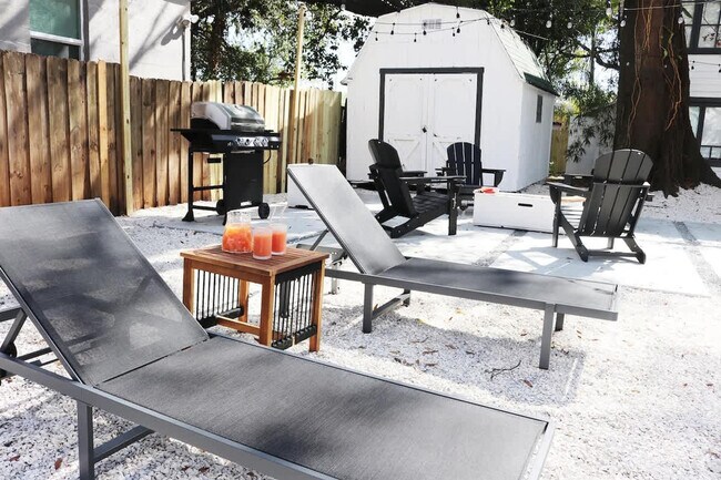 Building Photo - 102 W Emma St