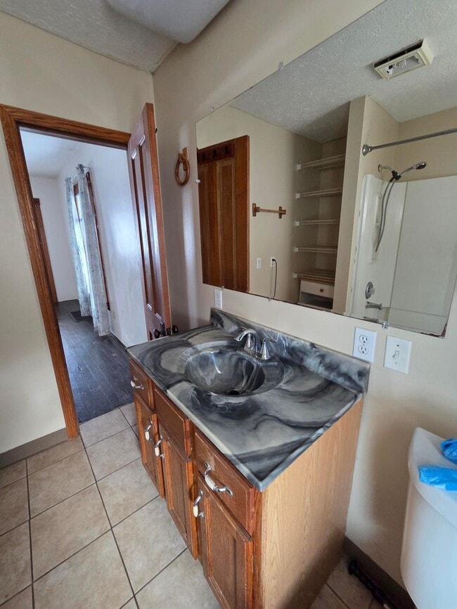 Building Photo - 2 bedroom 1 bath single family home