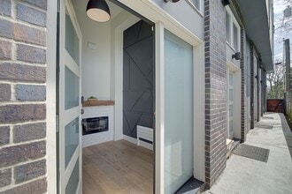 Building Photo - 3Bd/1.5Ba Seattle Townhouse