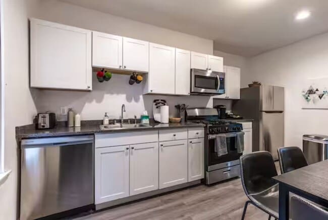 Building Photo - Renovated 3BR in South Side Flats | 100 Walk Score | In-Unit Laundry