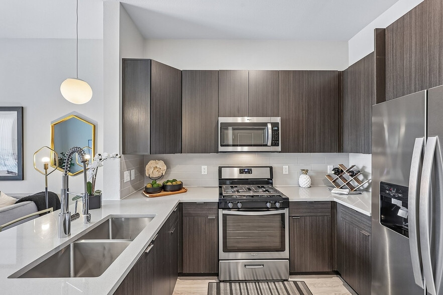 Modern Kitchen - Lotus