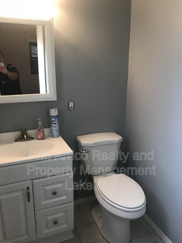 Building Photo - 1402 N Bracewell Dr
