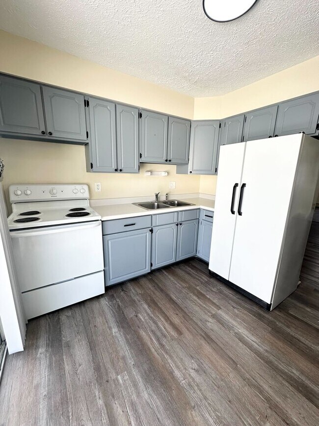 Primary Photo - 2 Bedroom and 1.5 Bathroom Apartment in Be...