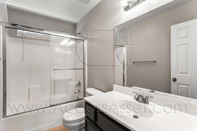 Building Photo - Large 4 Bed/3 Bath Home with an Incredible View!