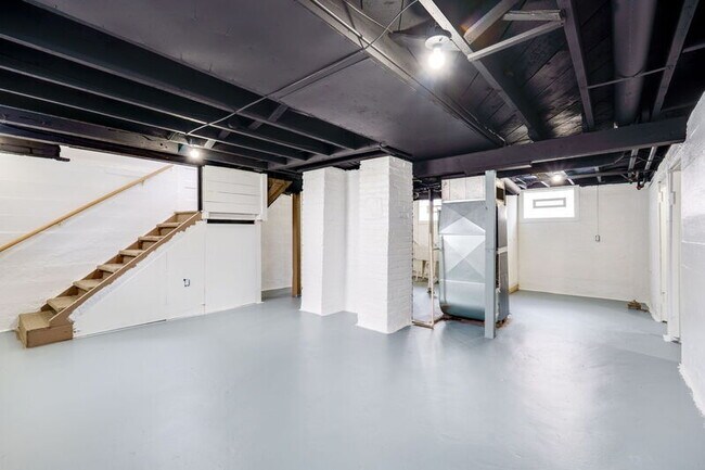 Building Photo - 2824 Dwight Ave