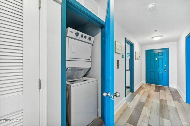 Building Photo - 9860 S Thomas Dr