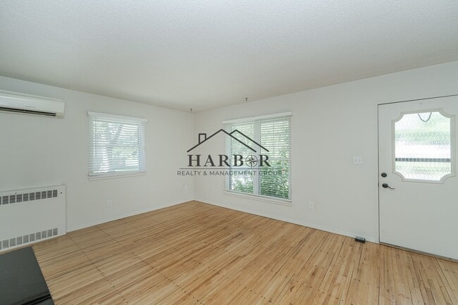 Building Photo - 10th Avenue SE Duplex