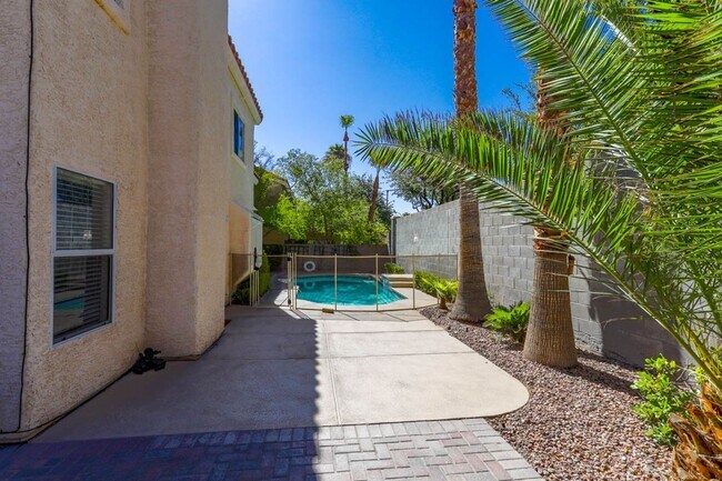 Building Photo - Beautiful, Well Kept, North Summerlin Pool...