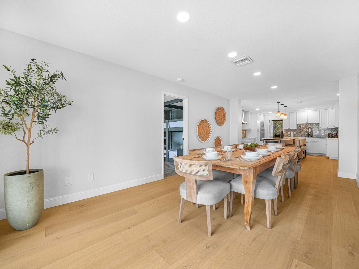 Building Photo - 3061 SW Lakeview Dr