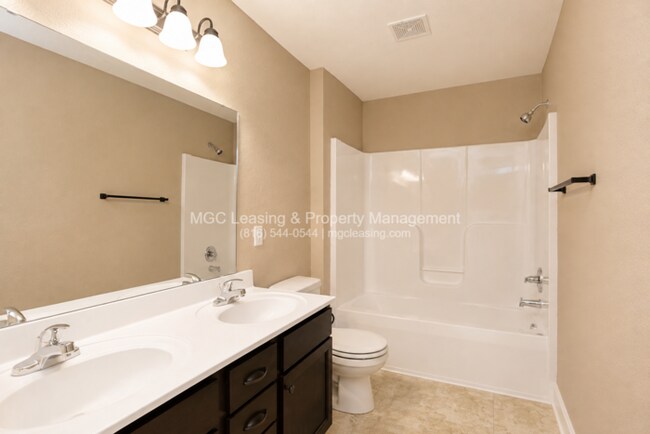 Building Photo - 3 Bedroom Luxury Townhome in Lee's Summit