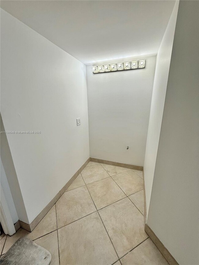Building Photo - 1717 N Bayshore Dr