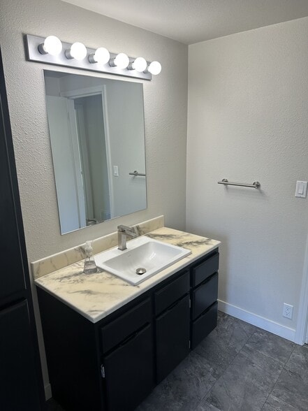 Building Photo - 1052 S Garden Dr