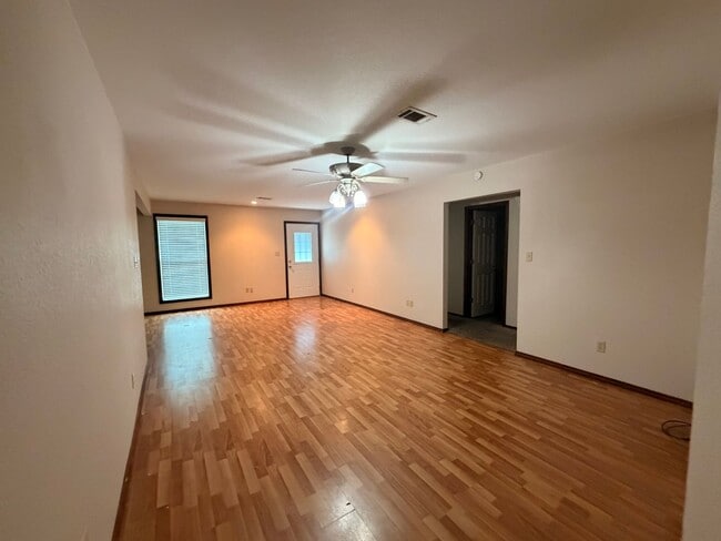 Building Photo - Discover this spacious 3-bedroom, 2-bathroom home in Russellville, AR.