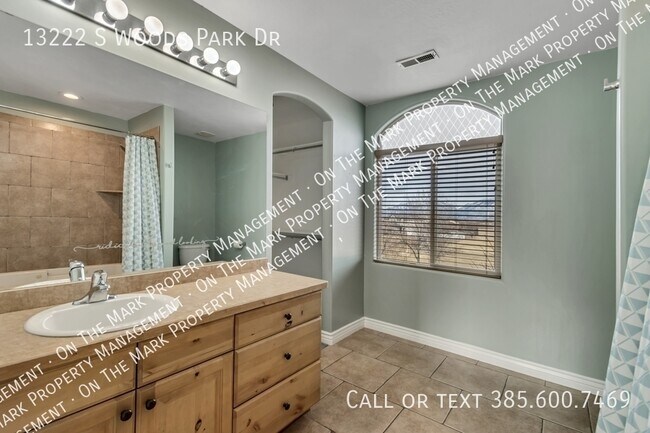 Building Photo - 13222 S Woods Park Dr