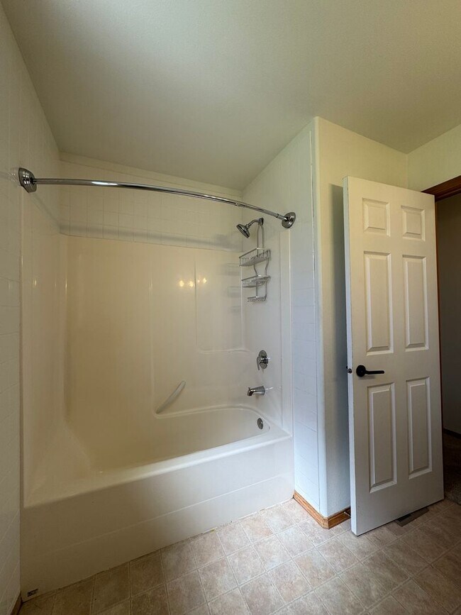 Building Photo - Expansive & Modern 4-Bedroom Home for Rent