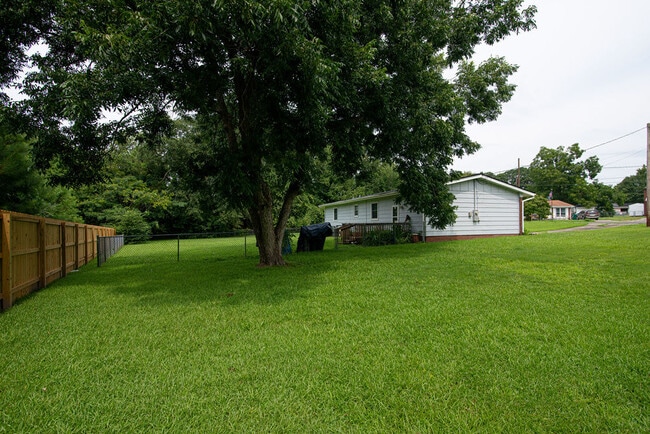 Building Photo - 203 Noble Ct