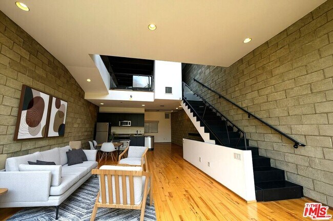 Primary Photo - 717 Highland Ave